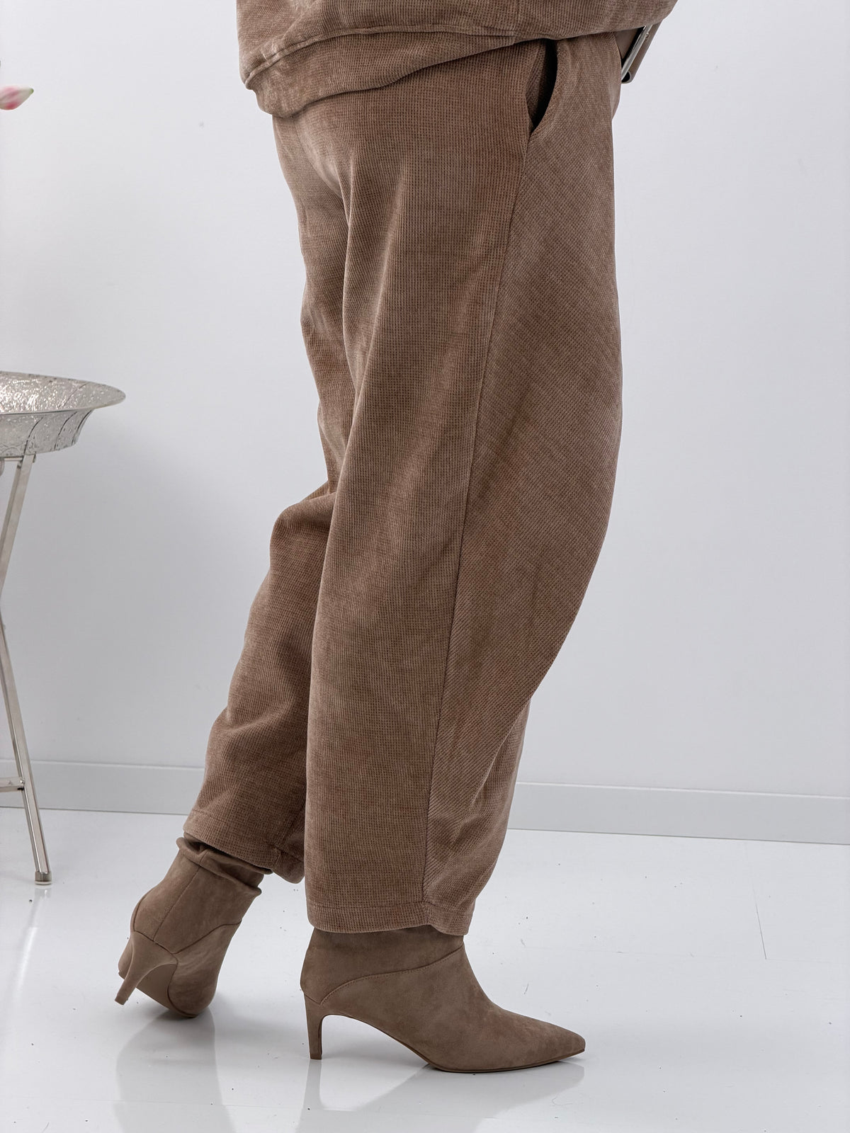 Hose in Camel mit bequemem Gummizugbund und lässigem Überwurfdetail (38-42)