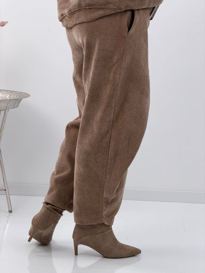 Hose in Camel mit bequemem Gummizugbund und lässigem Überwurfdetail (38-42)