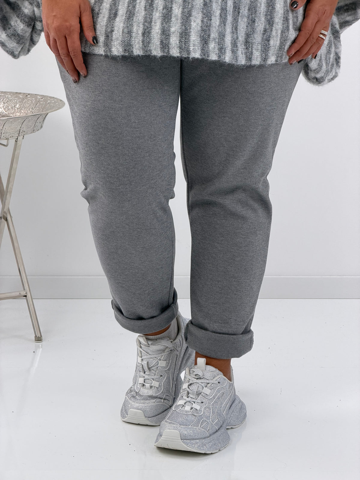 Hose in Hellgrau – ein dezenter Klassiker für moderne Alltagslooks