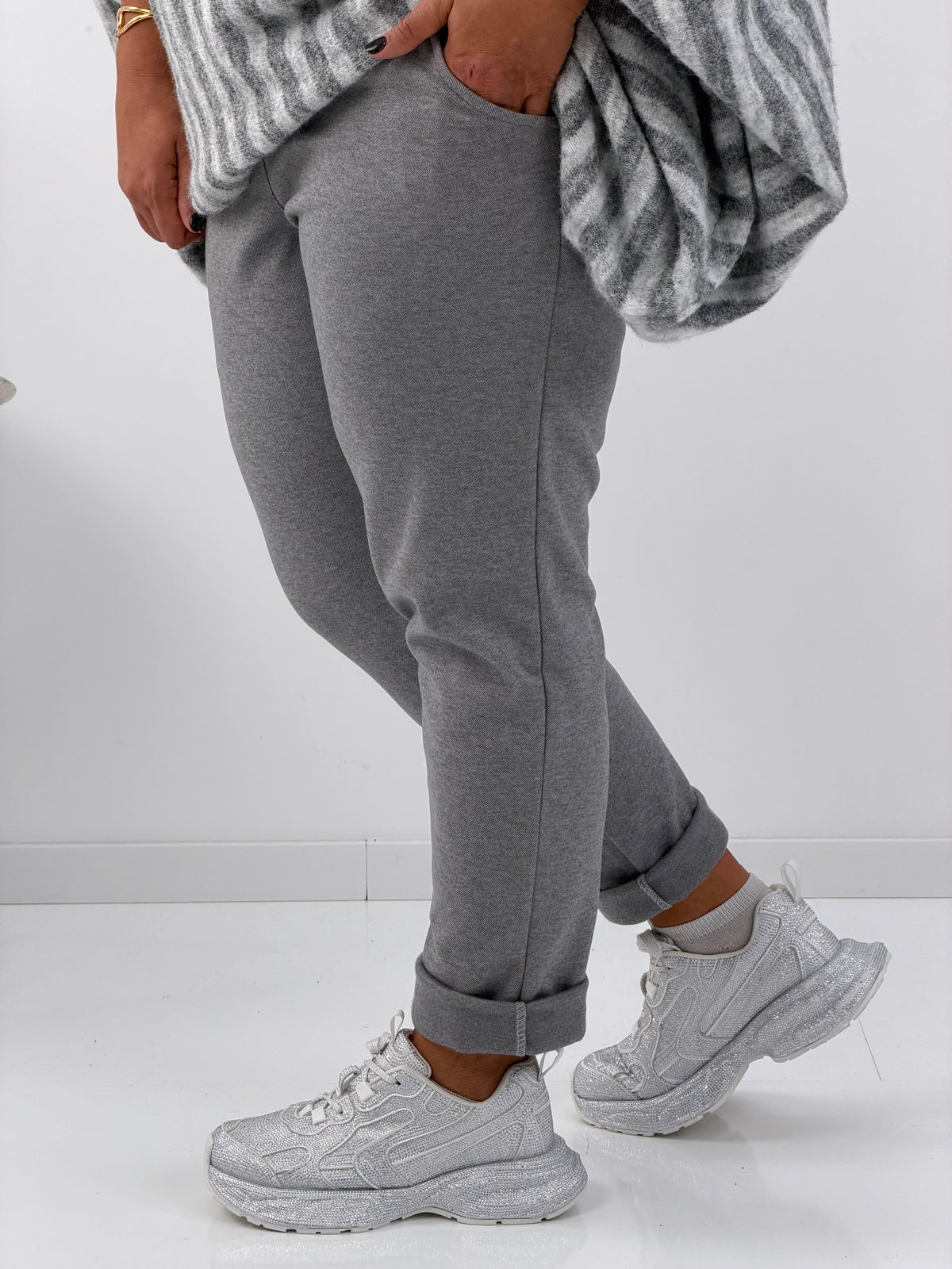 Hose in Hellgrau – ein dezenter Klassiker für moderne Alltagslooks