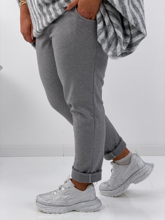 Hose in Hellgrau – ein dezenter Klassiker für moderne Alltagslooks