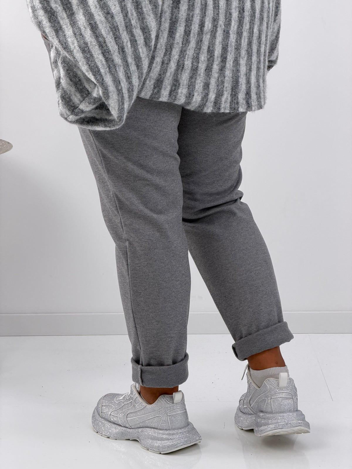 Hose in Hellgrau – ein dezenter Klassiker für moderne Alltagslooks