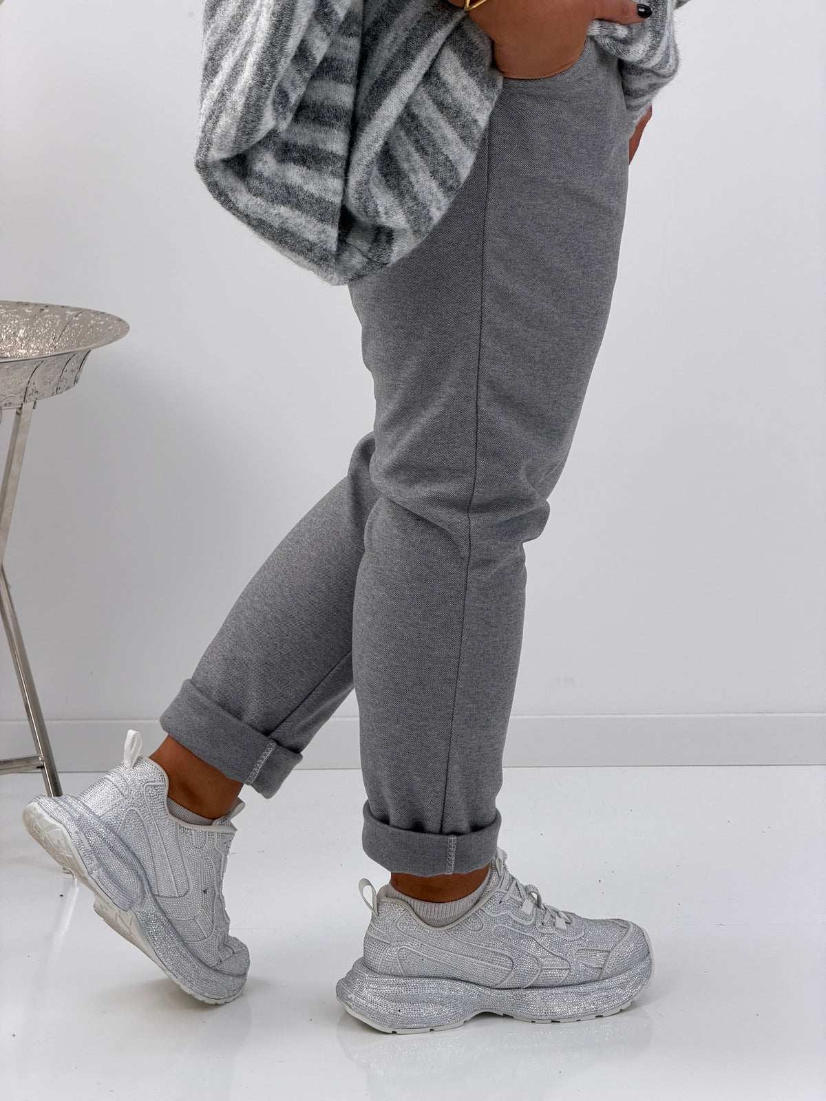 Hose in Hellgrau – ein dezenter Klassiker für moderne Alltagslooks