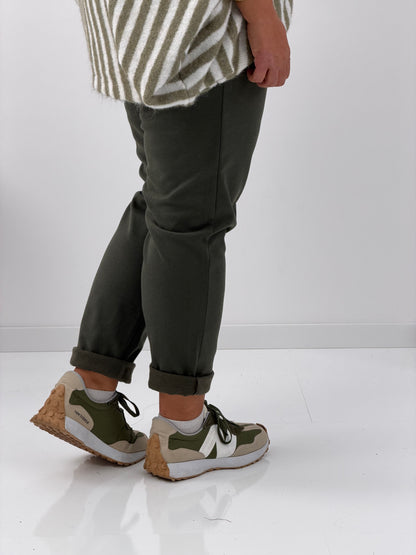 Hose in Khaki – ein warmer Farbton für stilvolle Alltagslooks (42-46)