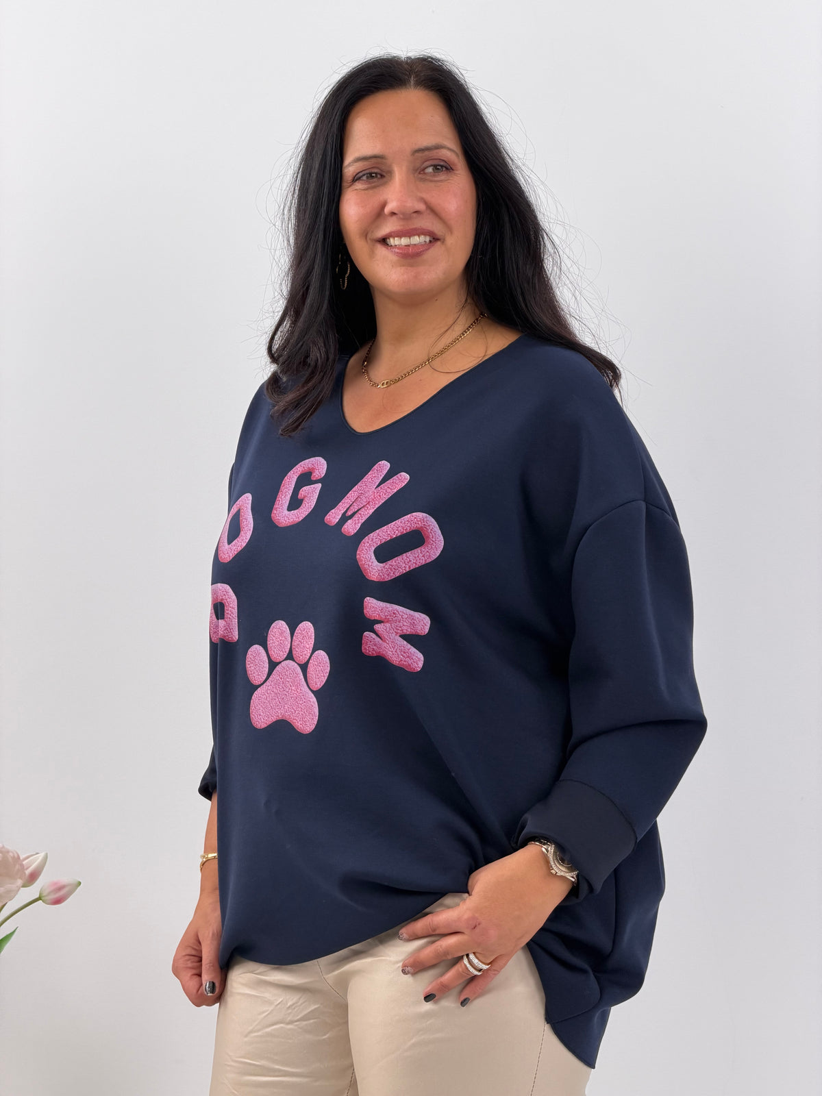Sweatshirt in Marine mit markantem Brustprint (42-46)