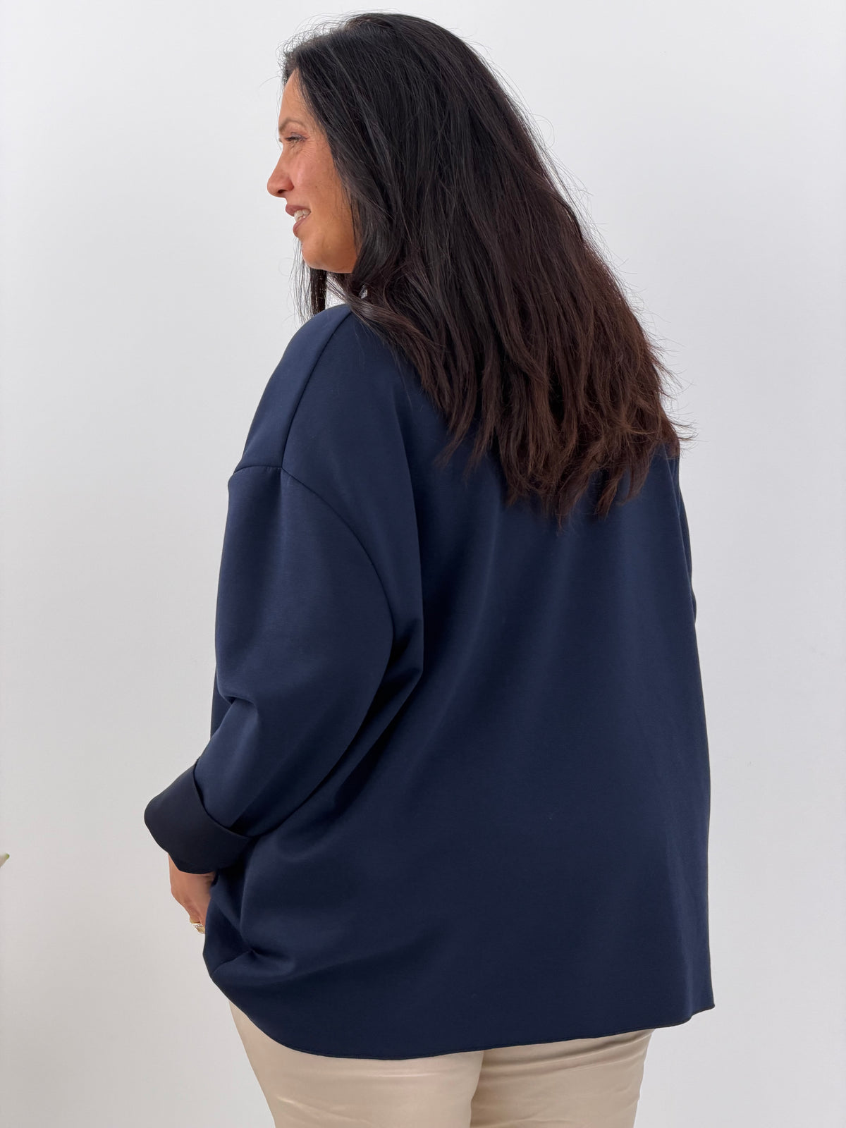 Sweatshirt in Marine mit markantem Brustprint (42-46)