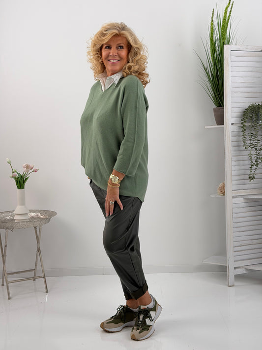 Pullover in Salbei mit klassischem V-Ausschnitt (38-42)