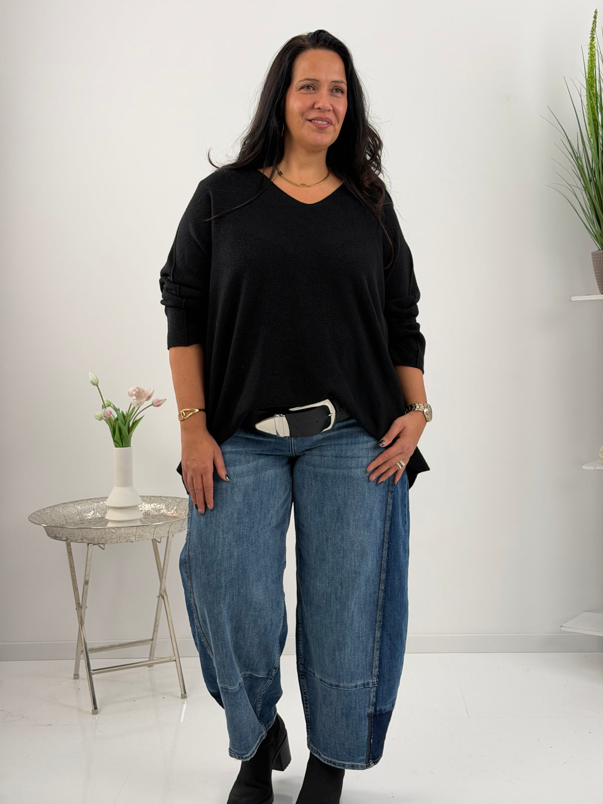 Pullover in Schwarz mit femininem V-Ausschnitt (42-46/48)