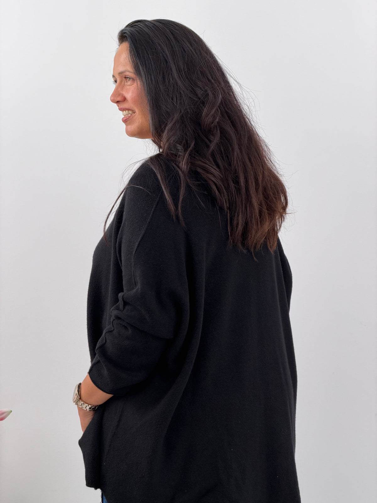 Pullover in Schwarz mit femininem V-Ausschnitt (42-46/48)