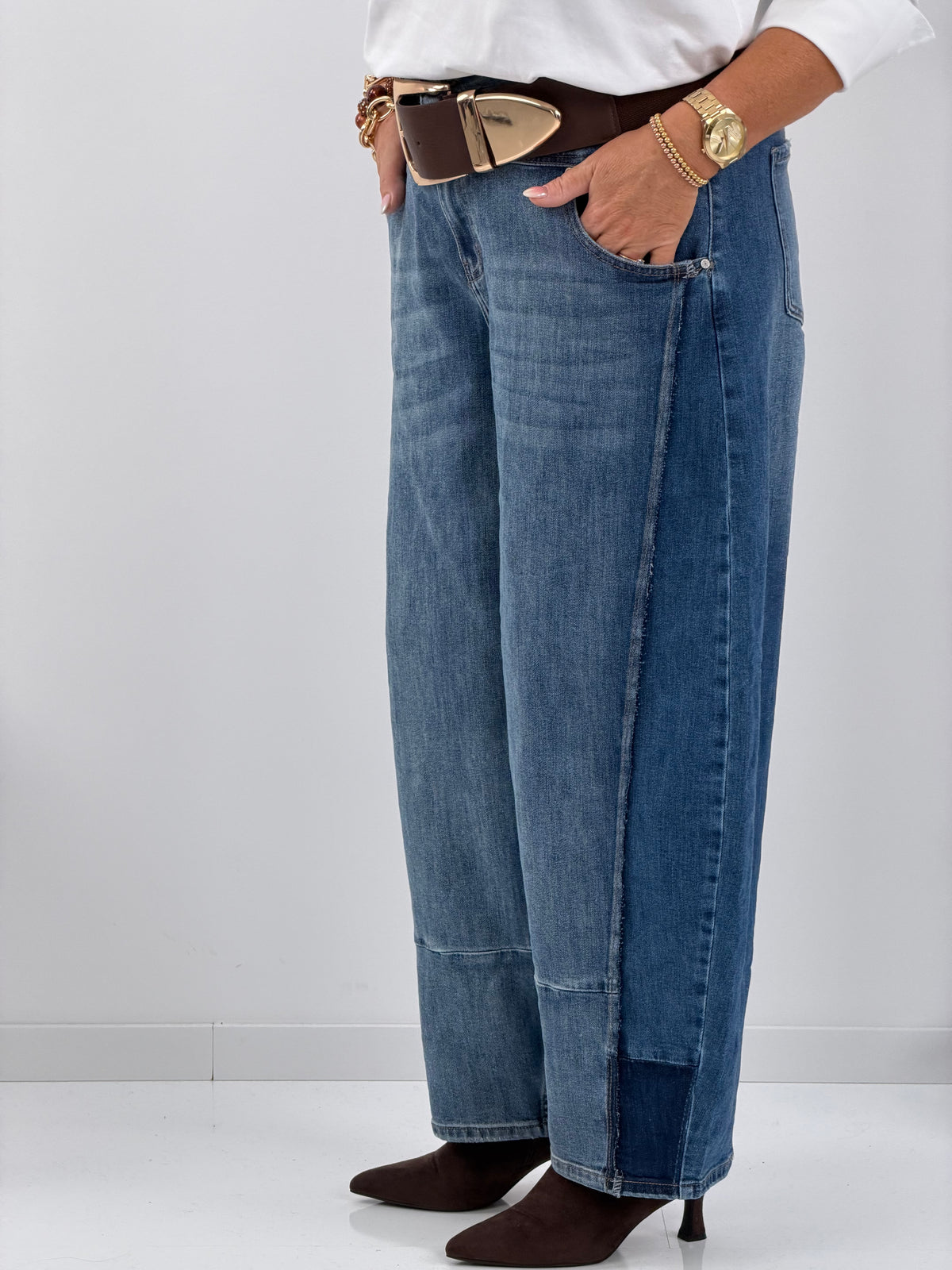 Jeans in modernem Middleblue mit markanter Barrelform (S,M,L,XL)