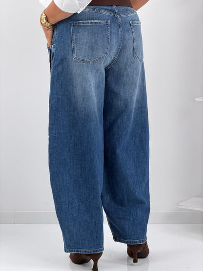 Jeans in modernem Middleblue mit markanter Barrelform (S,M,L,XL)