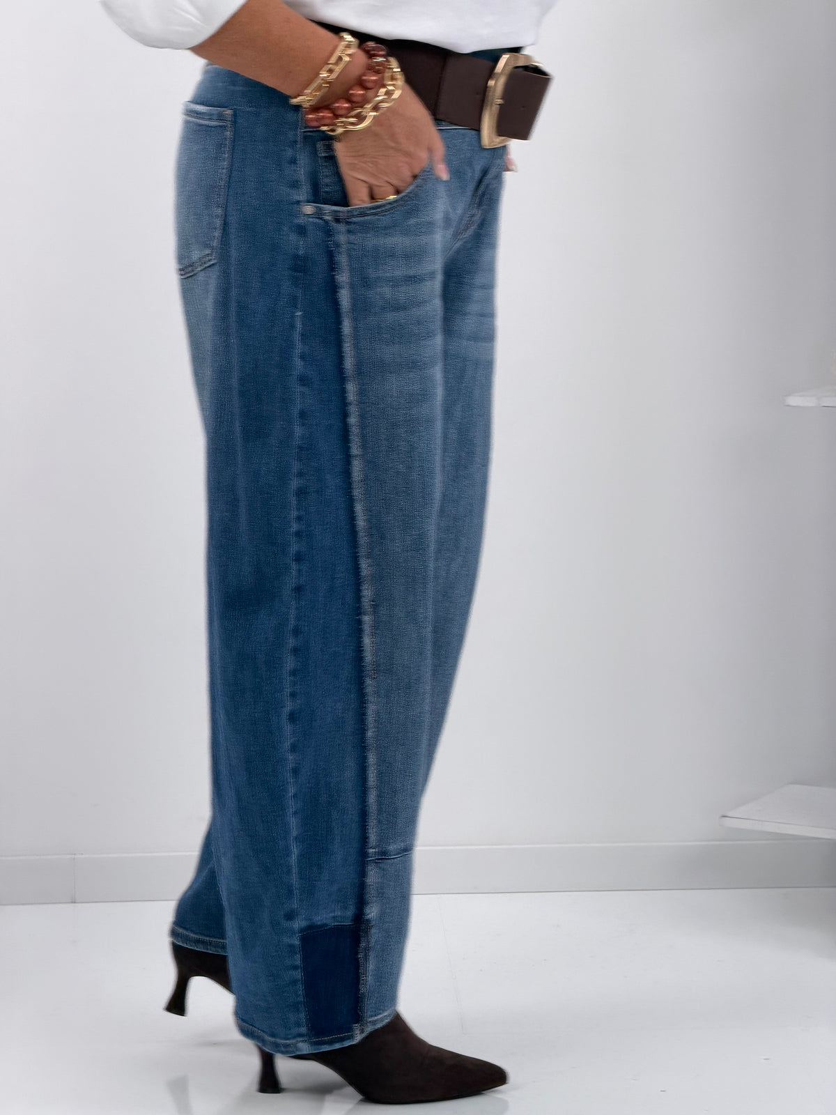 Jeans in modernem Middleblue mit markanter Barrelform (S,M,L,XL)
