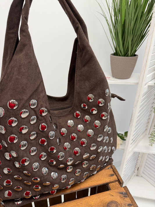 Große Tasche in Dunkelbraun mit markanten Nieten auf der Vorderseite