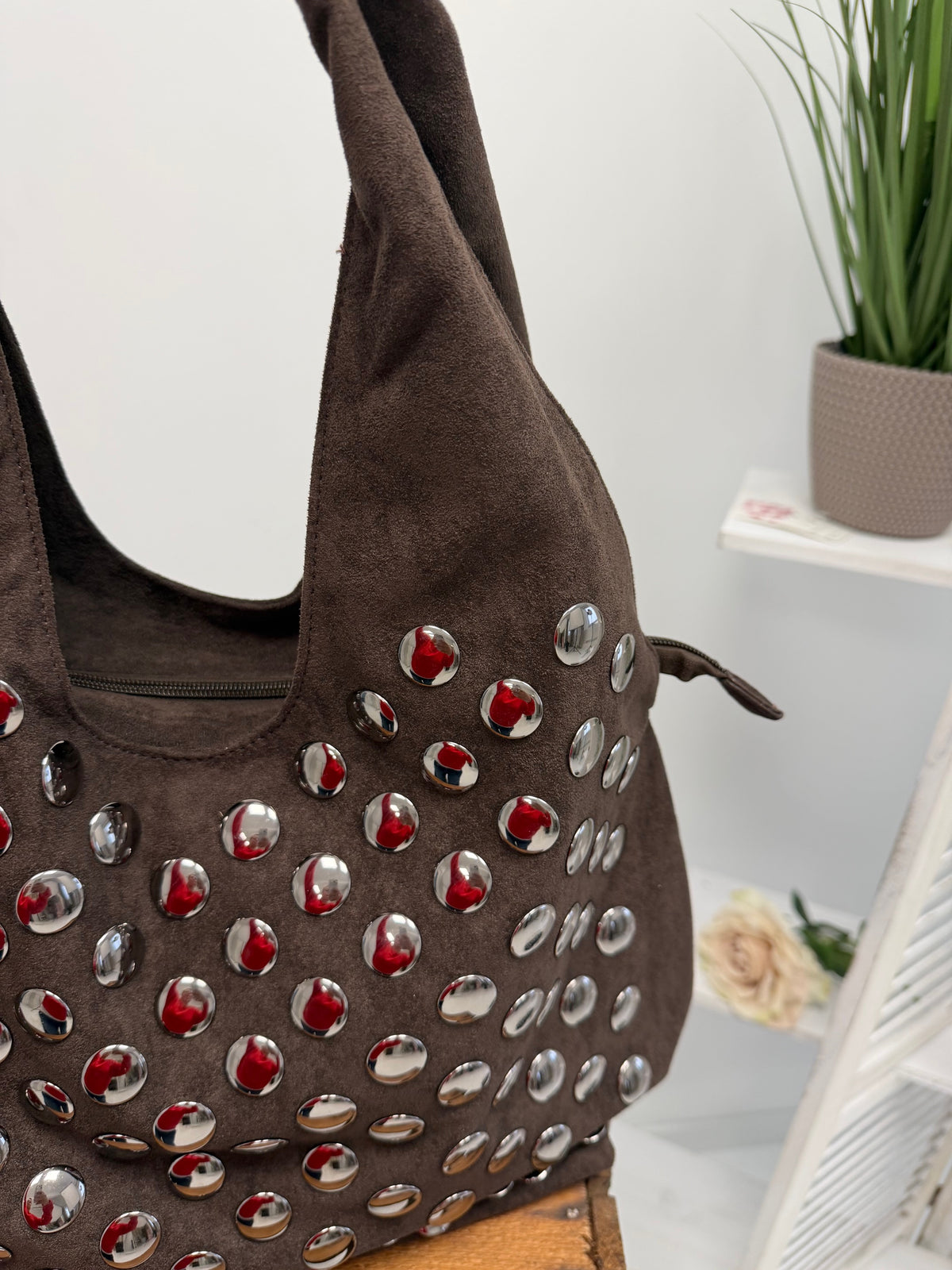 Große Tasche in Dunkelbraun mit markanten Nieten auf der Vorderseite