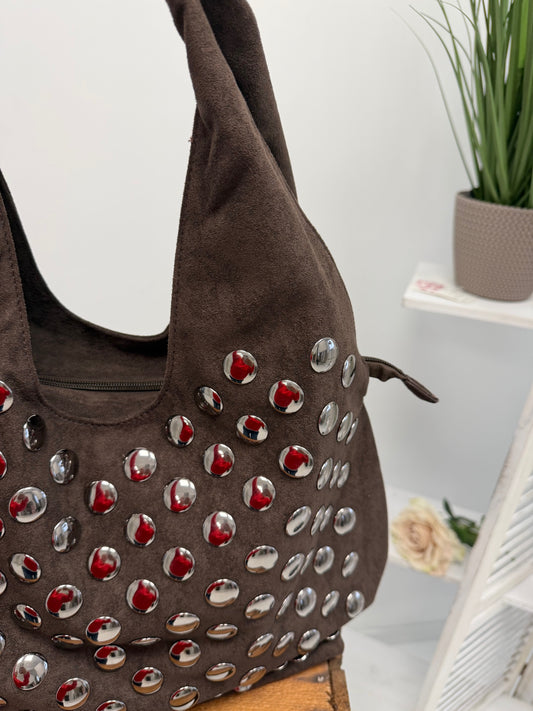 Große Tasche in Dunkelbraun mit markanten Nieten auf der Vorderseite