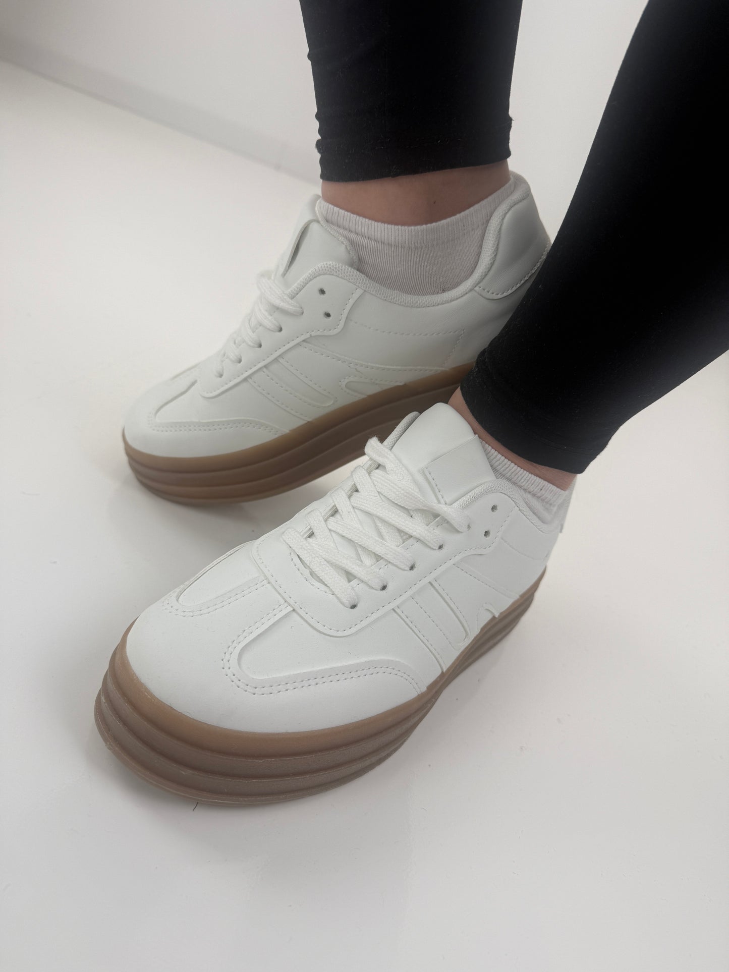 Sneaker in Weiß (36-41)