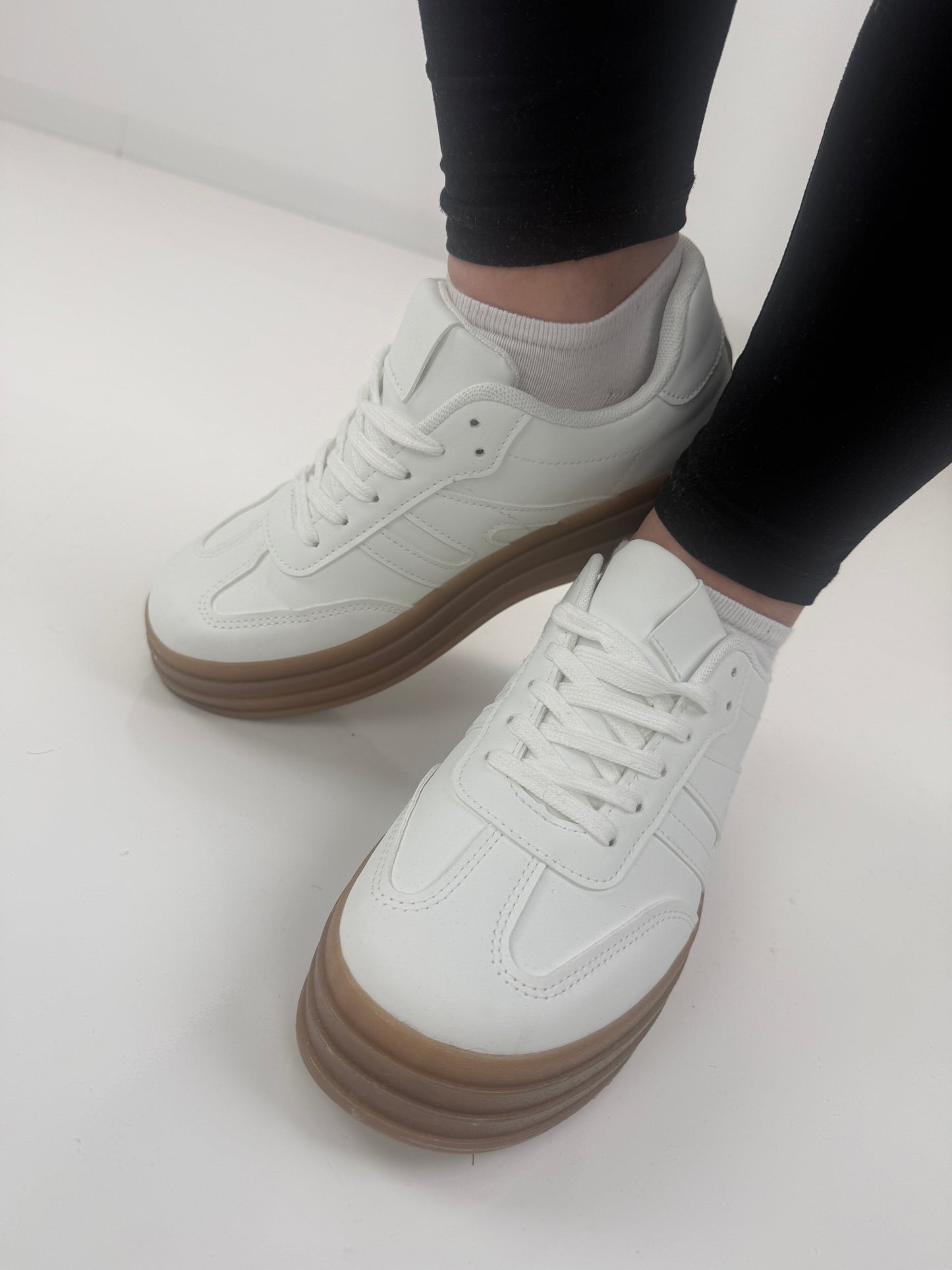 Sneaker in Weiß (36-41)