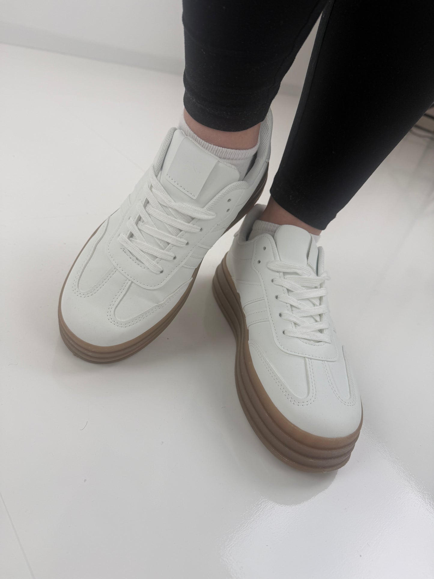 Sneaker in Weiß (36-41)