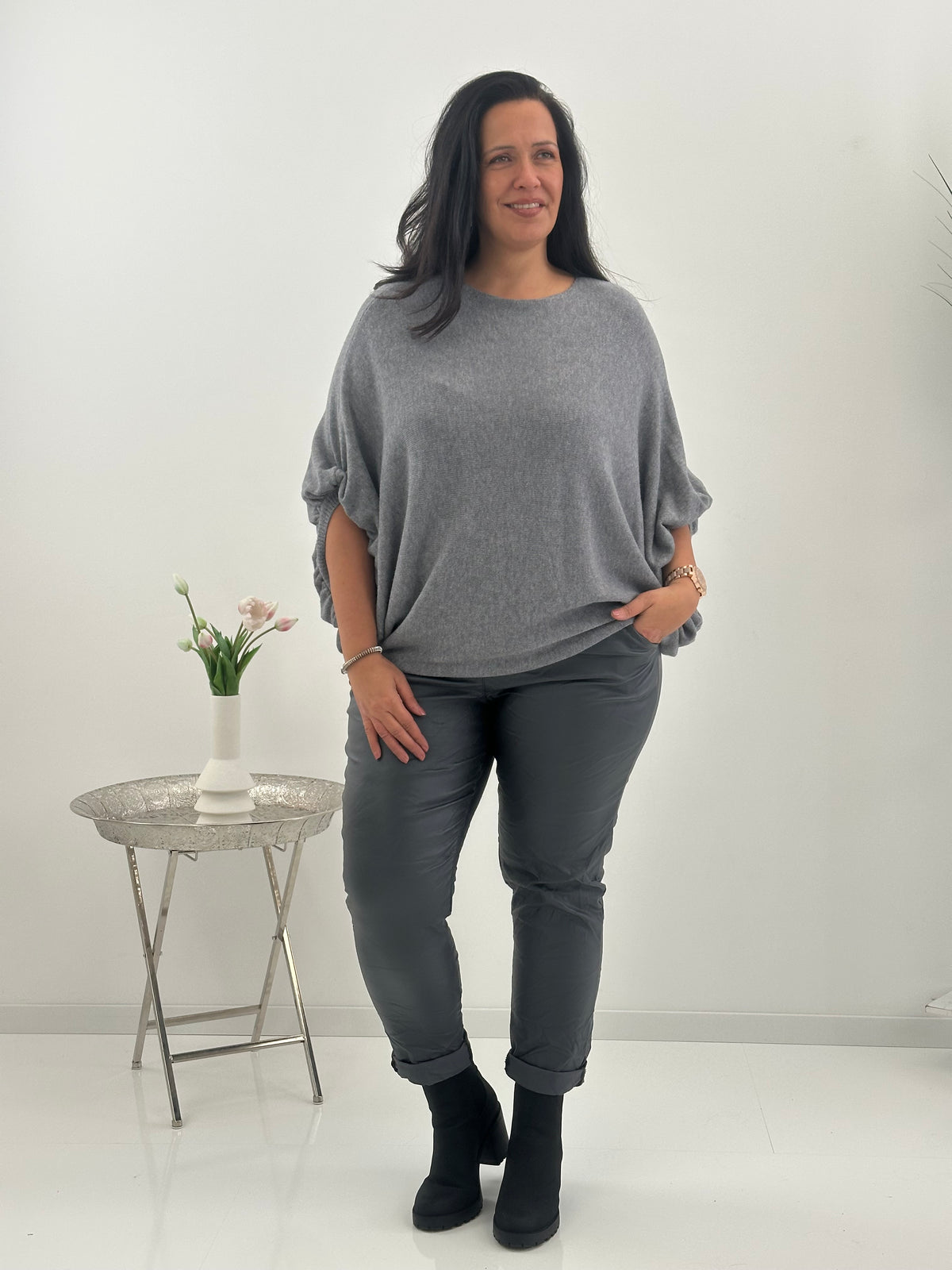 Kunstlederhose in elegantem Graphit (42-46)