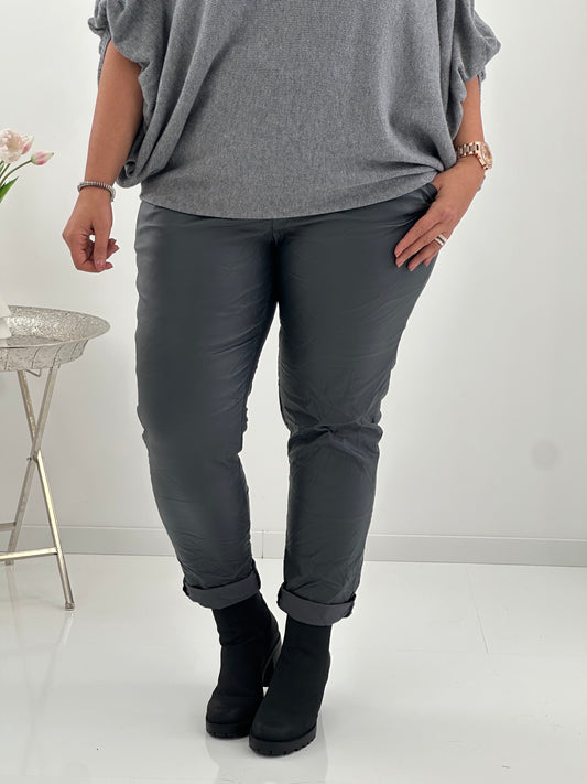 Kunstlederhose in elegantem Graphit (42-46)