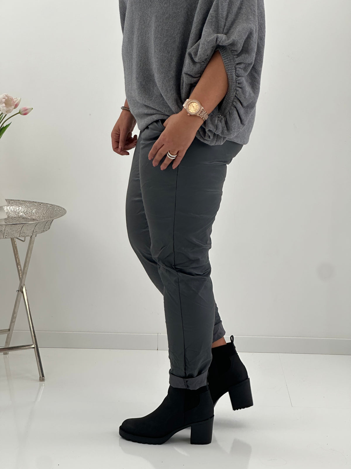 Kunstlederhose in elegantem Graphit (42-46)