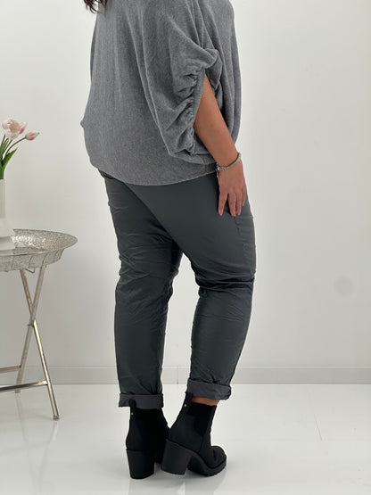 Kunstlederhose in elegantem Graphit (42-46)