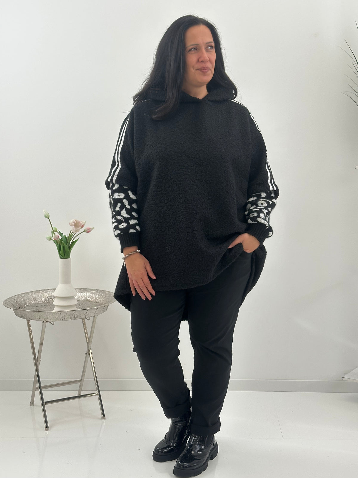 Langer Hoodie in Schwarz mit Bouclé-Details im Leo-Look (42-48)