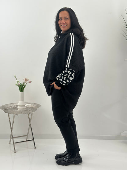 Langer Hoodie in Schwarz mit Bouclé-Details im Leo-Look (42-48)