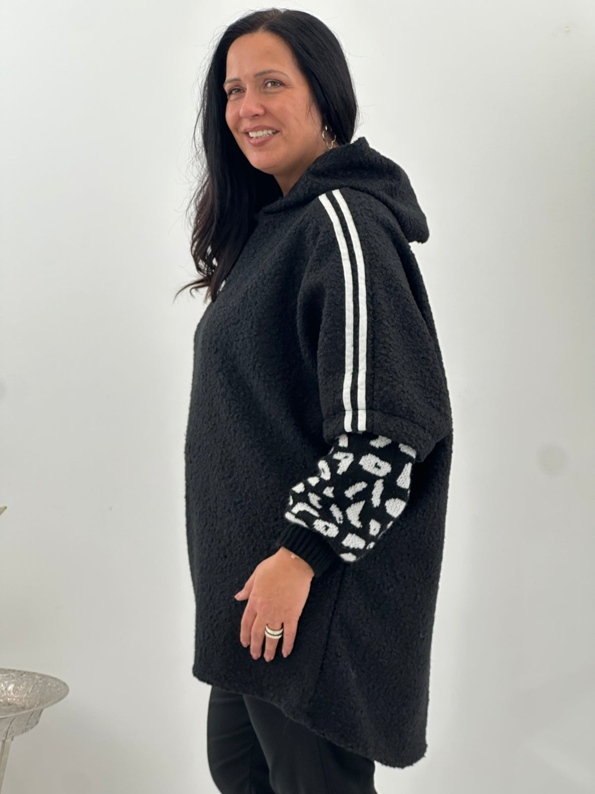 Langer Hoodie in Schwarz mit Bouclé-Details im Leo-Look (42-48)