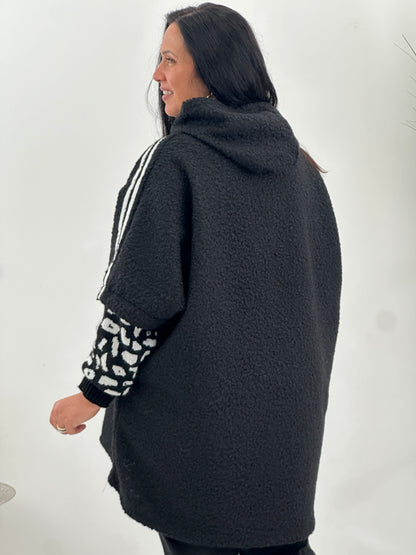 Langer Hoodie in Schwarz mit Bouclé-Details im Leo-Look (42-48)