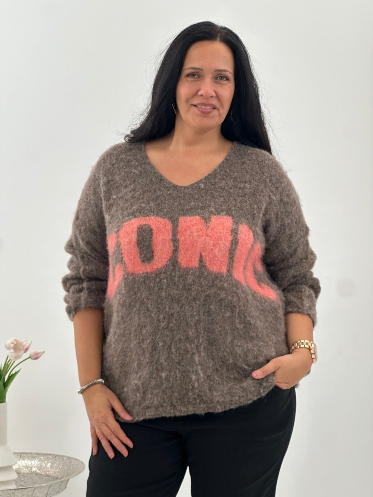 Pullover in warmem Braun mit ausdrucksstarker Optik (38-44)