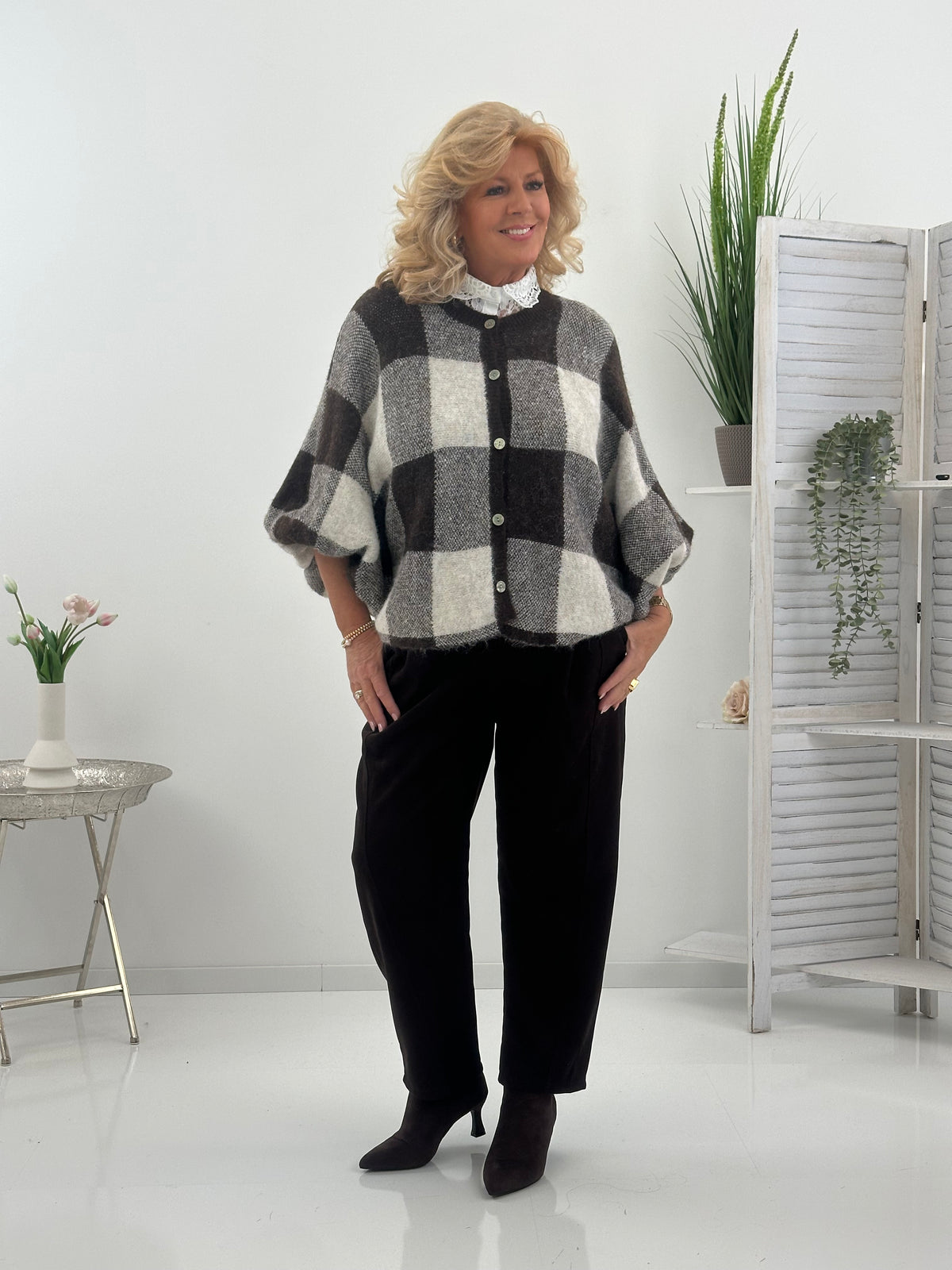 Schokobraune Strickjacke mit klassischem Karomuster (38-44)