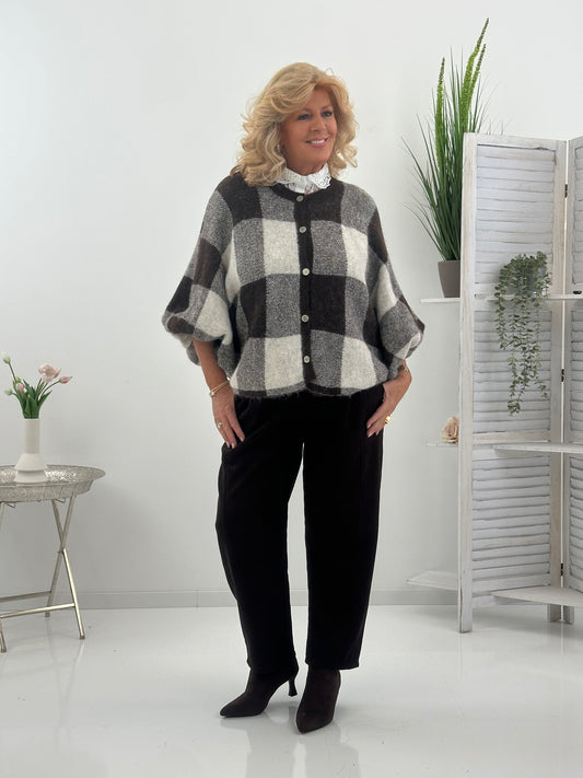 Schokobraune Strickjacke mit klassischem Karomuster (38-44)