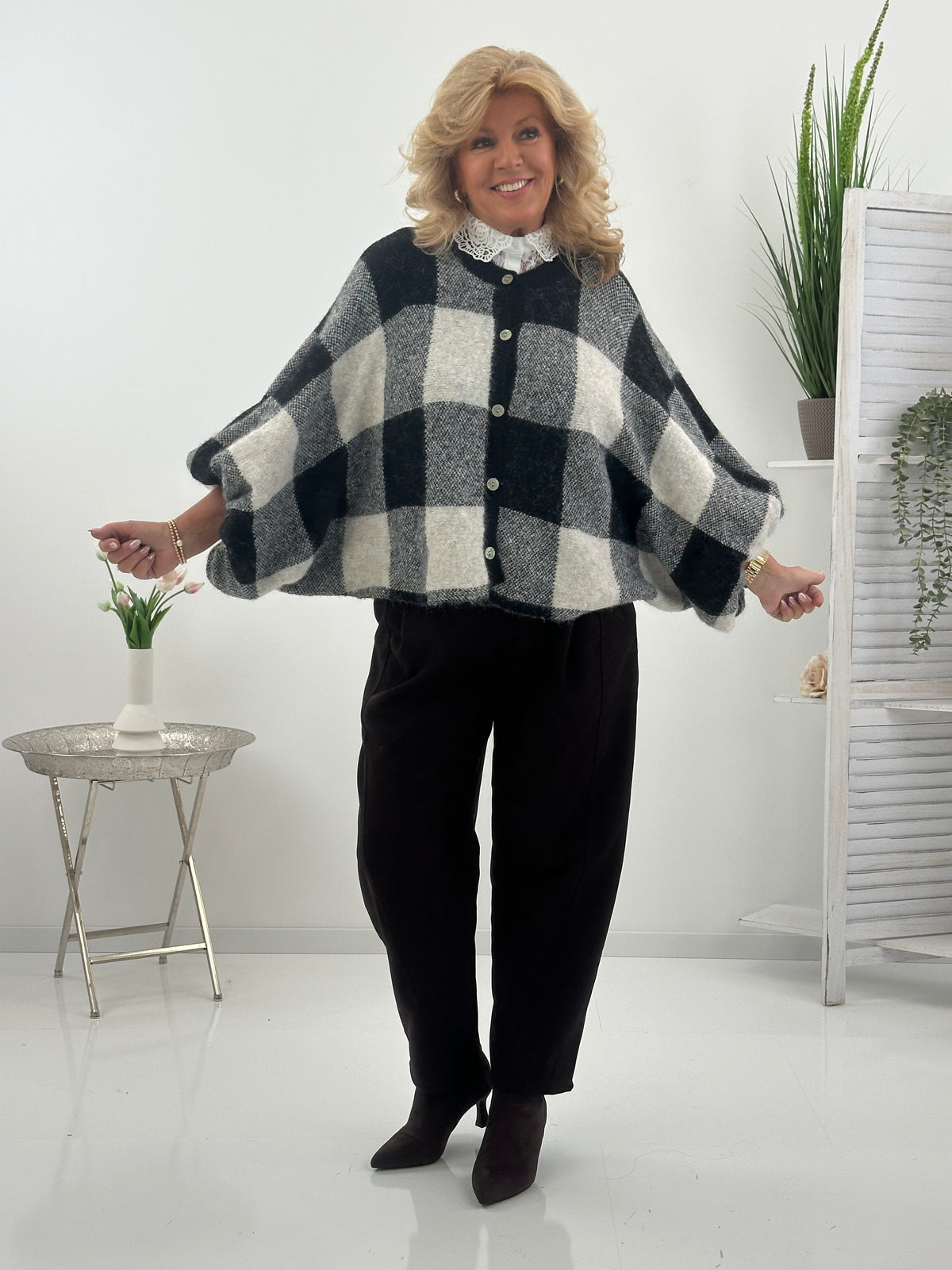 Strickjacke in Schwarz mit klassischem Karomuster (38-44)