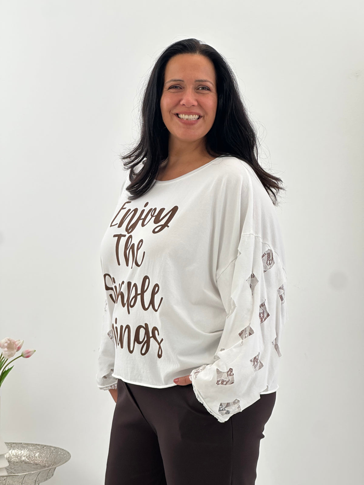 Shirt in Weiß mit stilvollen Schoko-Akzenten (40-44)
