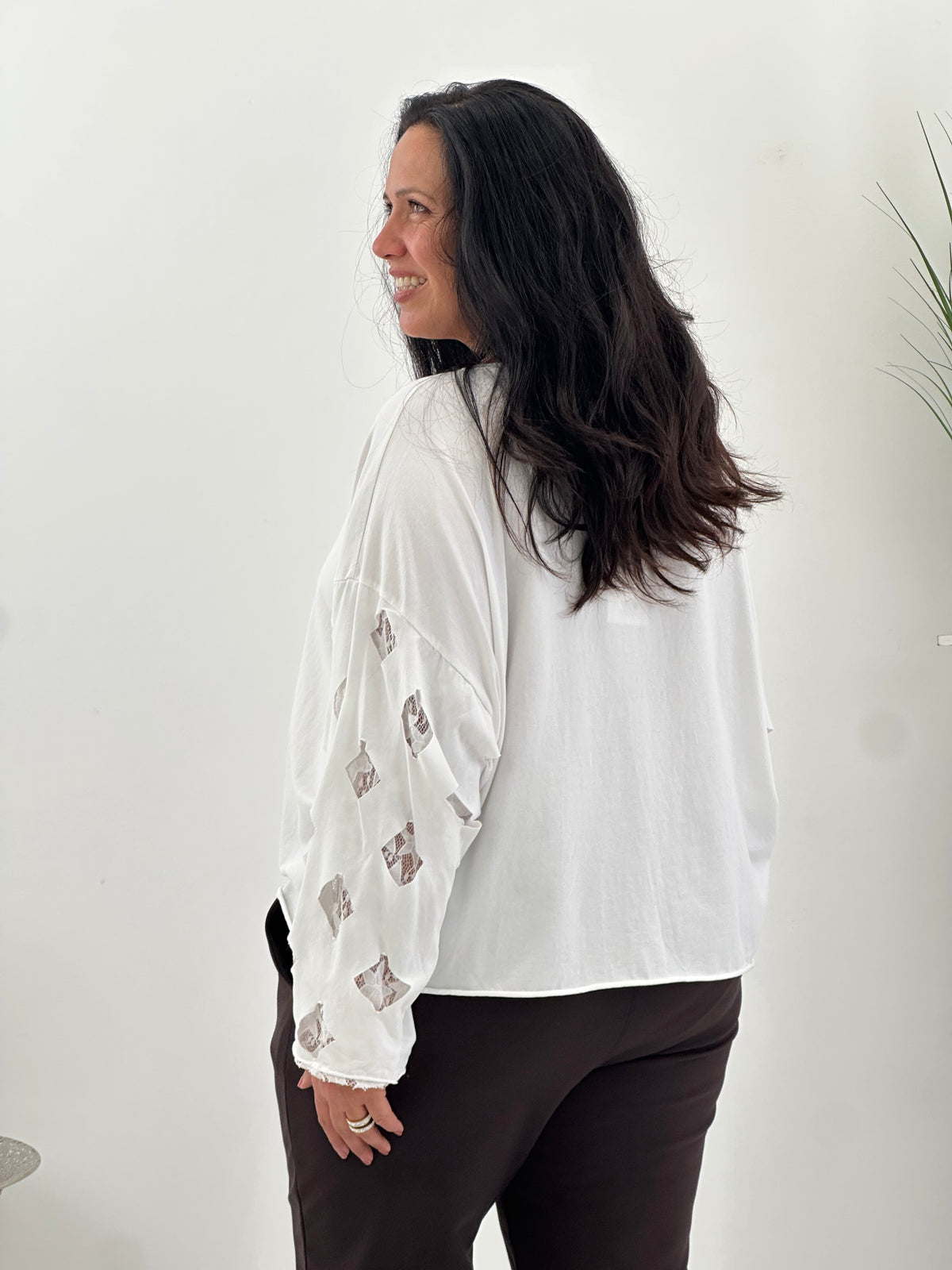 Shirt in Weiß mit stilvollen Schoko-Akzenten (40-44)