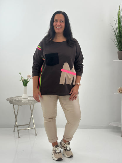 Sweatshirt in Schoko mit leuchtenden Neon-Akzenten (40-44)