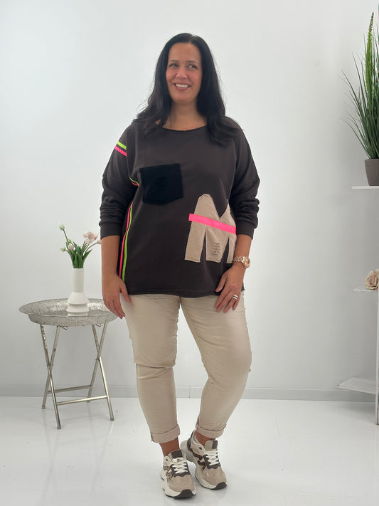 Sweatshirt in Schoko mit leuchtenden Neon-Akzenten (40-44)