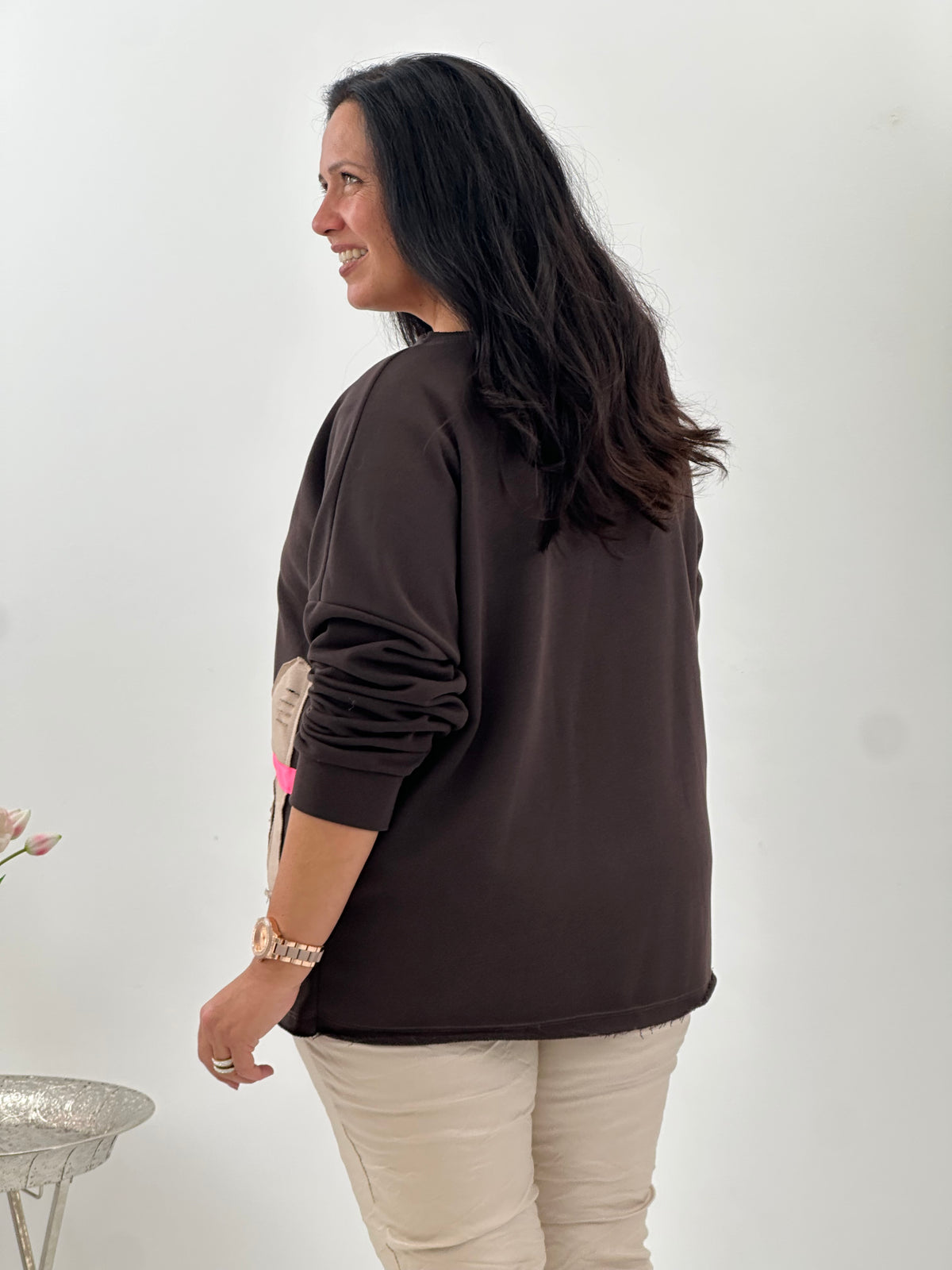 Sweatshirt in Schoko mit leuchtenden Neon-Akzenten (40-44)