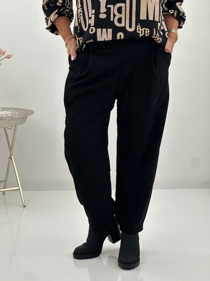 Elegante Hose in einem modernen Schwarz Ton  (38-42/44)