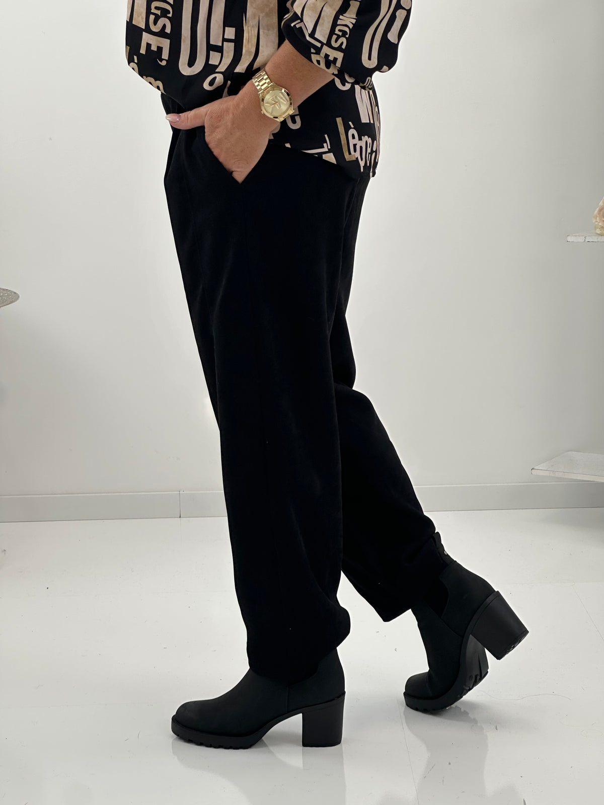 Elegante Hose in einem modernen Schwarz Ton  (38-42/44)