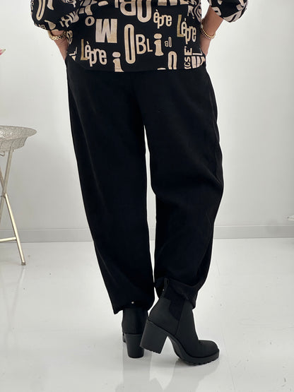 Elegante Hose in einem modernen Schwarz Ton  (38-42/44)