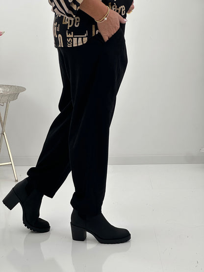 Elegante Hose in einem modernen Schwarz Ton  (38-42/44)