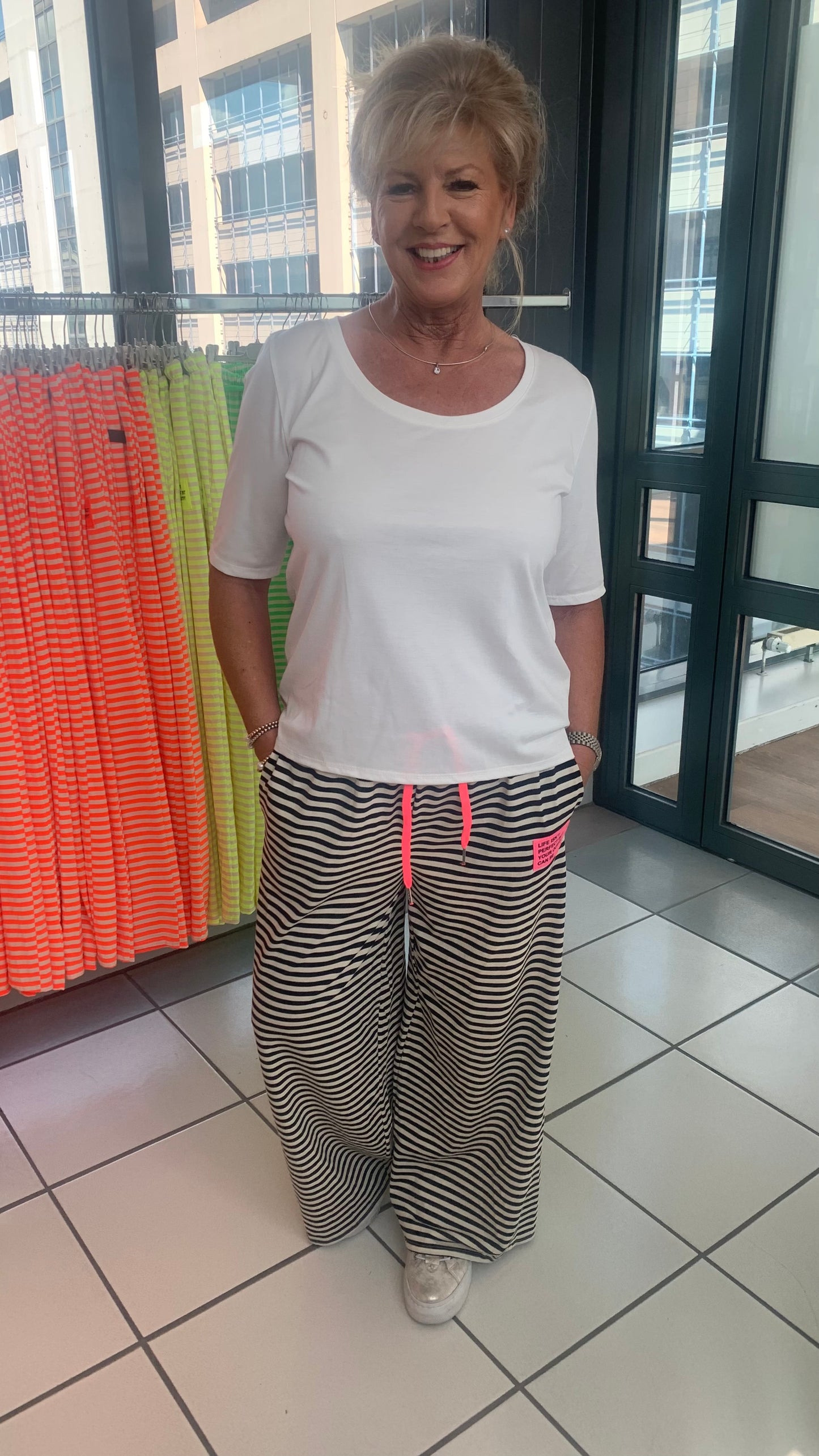 Marlenehose schwarz gestreift (38-44)