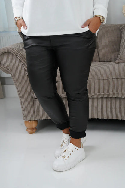 Lederimitat Joggpant in Schwarz (42-46)